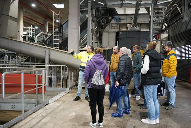 Mehr als 150 interessierte Nachbarn nutzen die Gelegenheit, bei geführten Rundgängen das Biomasse-Heizkraftwerk aus nächster Nähe kennenzulernen. | Foto: Koehler Group