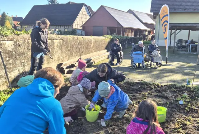Elf Kinder des evangelischen Kindergartens Erlenweg bepflanzen die Beete bei der Tagespflege Neuried | Foto: Volksbank Lahr