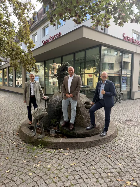 (V. l. n. r.) Carlo Carosi (Vorstandsmitglied Sparkasse), Bürgermeister Armin Hansmann und Sebastian Lebek (Vorstandsvorsitzender Sparkasse)  | Foto: Stadt Haslach