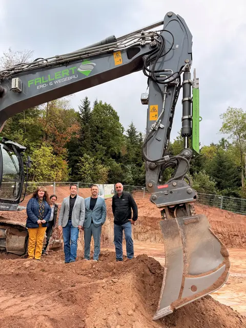 Ortsvorsteherin Gabi Bär (v. l.), Jürgen Siegwarth von der Firma Fallert, Oberbürgermeister Manuel Tabor, Bürgermeister Andreas Kollefrath und Ralf Volz (Leiter der Technischen Betriebe) treffen sich auf der Baustelle | Foto: Claudia Männle/Stadt Achern