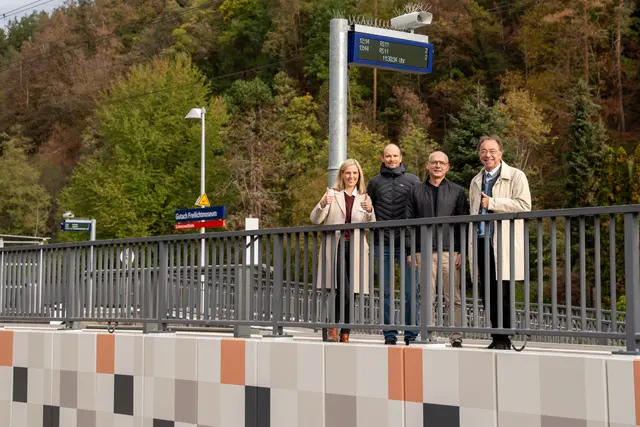 Zukunftsfähiger Bahnhof: Über die offizielle Auszeichnung des Bahnhalts am Freilichtmuseum als „zukunftsfähiger Bahnhof“ der DB InfraGO freuen sich (von links): Margit Langer, Geschäftsführerin des Freilichtmuseums Vogtsbauernhof, Marcel Klement-Berger und Rolf Band von der DB InfraGO sowie der Gutacher Bürgermeister Siegfried Eckert. | Foto: Schwarzwälder Freilichtmuseum Vogtsbauernhof, Tamara Vogt
