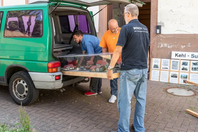 Thomas Kohler (rechts) und Michael Härrer, erster und zweiter Vorsitzender des Modellclubs 1:87 Lichtenau, holen das Modell des Bahnhofs Sundheim und der umgebenden Bebauung aus dem Hanauer Museum als Leihgabe in die Vereinsräume in Lichtenau. | Foto: Stadt Kehl/Annette Lipowsky