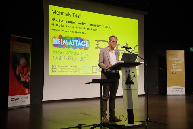 Bürgermeister Christoph Lipps begrüßte die Teilnehmer des 49. Tags der Landesgeschichte in der Schule am Hans-Furler-Gymnasium und betonte die Bedeutung der regionalen Geschichtsvermittlung.  | Foto: Denise Burkart/Stadt Oberkirch 