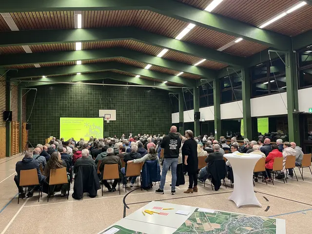 Rund 230 Bürgerinnen und Bürger kamen zu der Infoveranstaltung zum Grundwasseranstieg in die Mehrzweckhalle Honau.  | Foto: Regierungspräsidium Freiburg