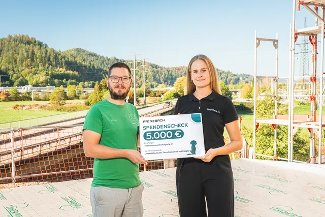 Spendenübergabe am Tierheim Kinzigtal: Vertreter der Prinzbach GmbH und des Tierheims Kinzigtal bei der Übergabe des Spendenschecks über 5.000 Euro. Gleichzeitig unterstützt Prinzbach die Einrichtung durch die Umsetzung eines Photovoltaikprojekts mit nachhaltigem Energiekonzept. | Foto: Gemeinde Prinzbach