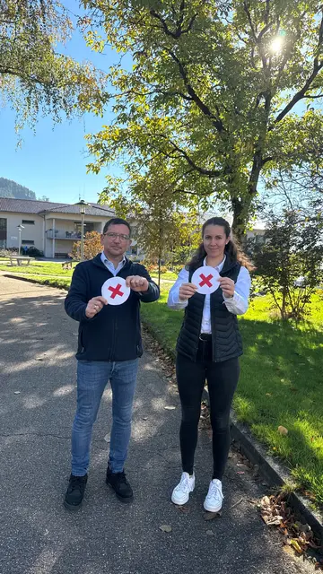 Sebastian Schön, Pflegedirektor, und Zoe Braun, Leiterin der Eingliederungshilfe, vom Pflege- und Betreuungsheim Ortenau unterstützen das Bündnis "Nicht am Menschen sparen". | Foto: Ortenau Klinikum/ Sophia Schöner