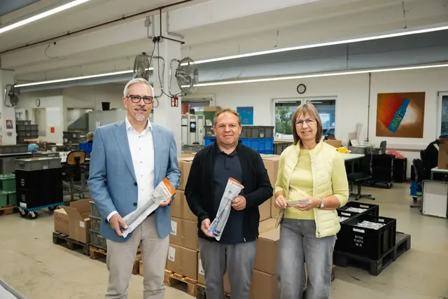 Andreas Steigert, Leiter Marketing, IT und ERP Otto Graf GmbH, Jürgen Werner, Teamleitung, Werkstatt Offenburg von Reha Offenburg, und Christine Gloning, Reha Offenburg Öffentlichkeitsarbeit | Foto: Reha Offenburg