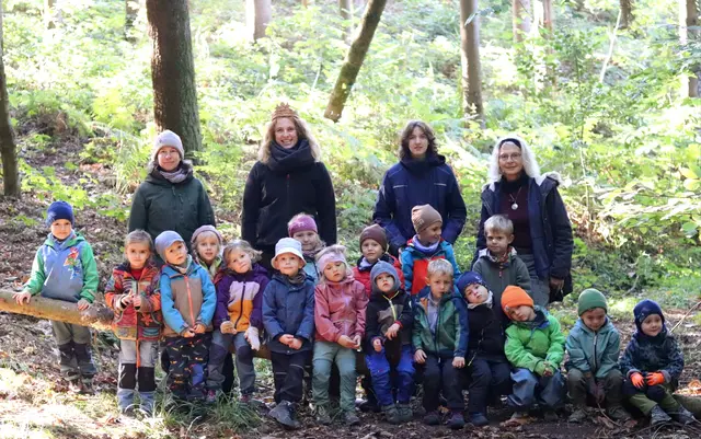 Die Baden-Württembergische Waldkönigin Franziska I. (2. v. l.) gemeinsam mit den Erzieherinnen und Kindern des Waldkindergartens in Oberkirch-Haslach. | Foto: Waldkindergarten „Waldfüchse“ Oberkirch-Haslach 