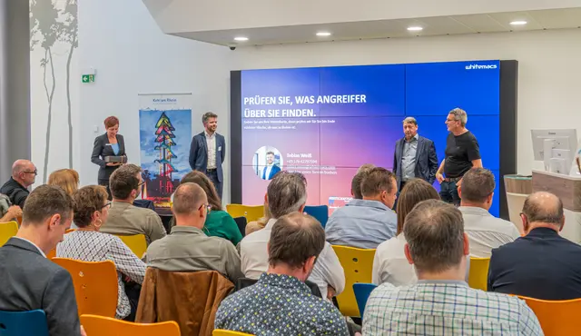 Daniele Roll, Leiterin der Training und Coaching Akademie der Volksbank Bühl (v. l.), Tobias Weiß, Cybersecurity-Start-up whitemacs, Marco Feit, Vorstandsprecher der Volksbank Bühl und Oberbürgermeister Wolfgang Britz beim Unternehmerforum zum Thema Cybversicherheit | Foto: Stadt Kehl/Lardjah Naba