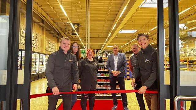 Marktleiter Paul Alimkin (l.) und sein Team bei der Eröffnung des neuen Trinkgut Kohler in Offenburg. Am ersten Tag waren auch Dr. Maximilian Kohler und Gerd Kohler (v. r.) dabei.  | Foto: Edeka Kohler
