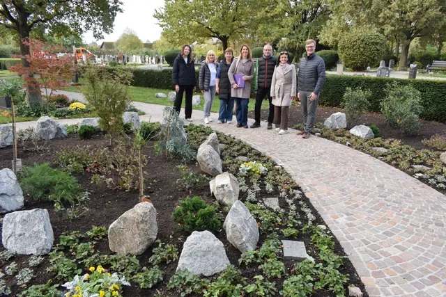 Übergabe des neuen Erinnerungsgartens auf dem Willstätter Friedhof: Lisa Lorenzi, Ordnungsamt (v. L.), Carmen Arbogast, Friedhofsverwaltung, Gabriele Ganz, Ortsvorsteherin Willstätt, Martina Zircher, Friedhofsverwaltung, Jochen Schweiger, Gärtnerei Schweiger, Miriam Maisenhölder, Genossenschaft Badischer Friedhofsgärtner, und Willstätts Bürgermeister Tobias Polley.  | Foto: Gemeinde Willstätt