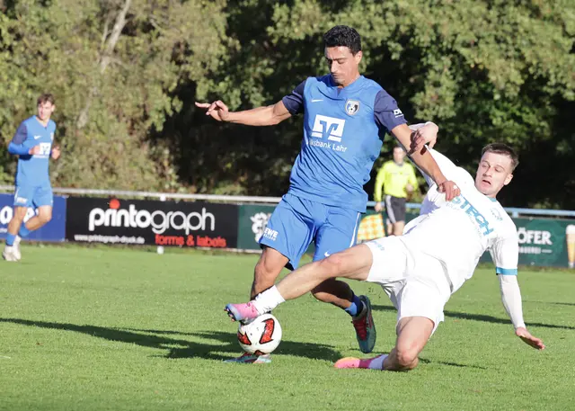 Hamdi Haouidi vom SC Lahr (blaues Trikot) lässt sich wie in dieser Szene nur schwer vom Ball trennen. | Foto: Fissler