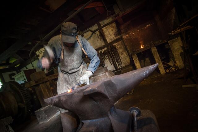 Schmieden: Wer traditionelles Handwerk selbst ausüben möchte, hat beim Schmiede-Kurs am 20. April die Gelegenheit. | Foto: Schwarzwälder Freilichtmuseum Vogtsbauernhof, Hans-Jörg Haas