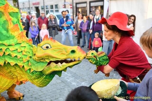 Foto: Bild 2. Onil der Drache mit seiner Drachenhüterin_© Oniversum Bildunterschrift: Onil auf der Suche nach Futter, um sein Drachenei ausbrüten zu können., Bild 3. Betty Beier beim Konservieren einer Bodenoberfläche_© Betty Beier  Bildunterschrift: Betty Beie