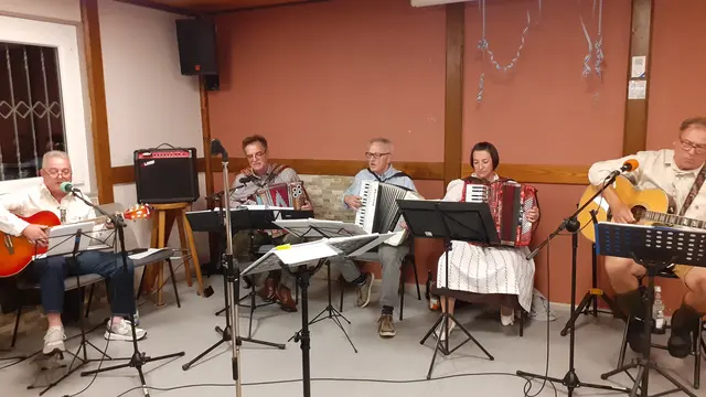 Musiker unterstützen beim Volksliedersingen | Foto: Diana Sauer