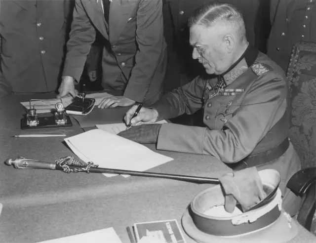 Generalfeldmarschall Wilhelm Keitel unterzeichnet die bedingungslose Kapitulation der Wehrmacht im Hauptquartier der Roten Armee in Berlin-Karlshorst am 8.Mai 1945 | Foto: Archiv