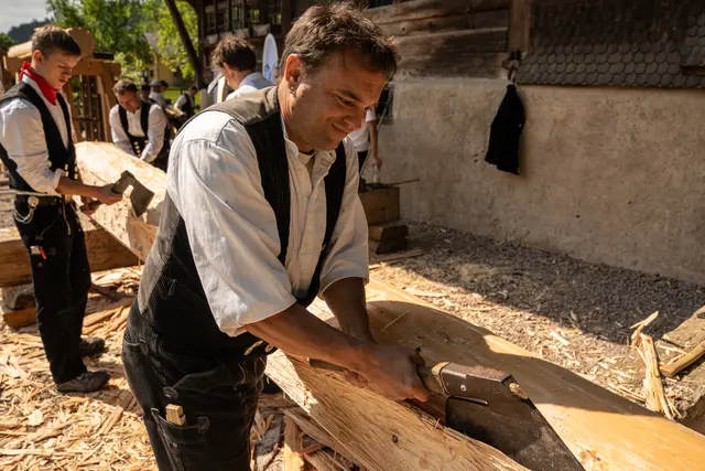 Alte Zimmermannskunst: Bei einem Workshop im Freilichtmuseum Vogtsbauernhof am 6. und 7. Mai können junge Nachwuchszimmerleute alte Techniken kennenlernen. | Foto: Schwarzwälder Freilichtmuseum Vogtsbauernhof, Tamara Vogt
