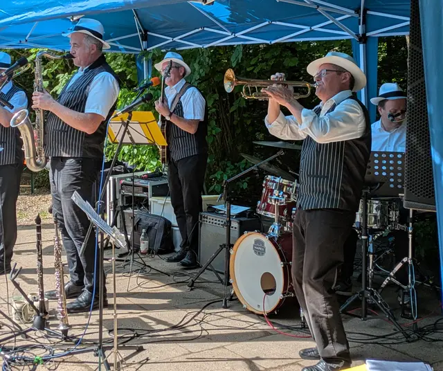 Nachmittags spielen die „Mellow Yellow Dixi Fellows“ aus dem Kinzigtal  | Foto: U. Litterst