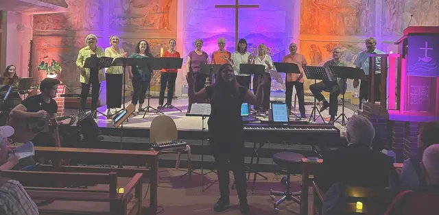 Cantiamo Helmlingen bei einem früheren Konzert in der Helmlinger Kirche. Unter der Leitung von Elisa Rekers lädt der Chor am 1. August zum Sommerkonzert „Pop &amp; Poesie“ ein. Foto: Cantiamo