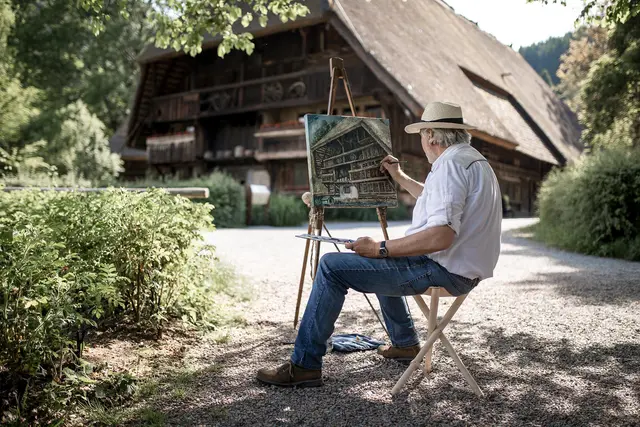 Schwarzwaldmaler Wolfram Paul ist beim „Rendezvous der Maler“ im Vogtsbauernhof zu Gast und gibt Einblicke in seine künstlerische Arbeit. | Foto: Schwarzwälder Freilichtmuseum Vogtsbauernhof, Iuliu Sebastian Wagner
