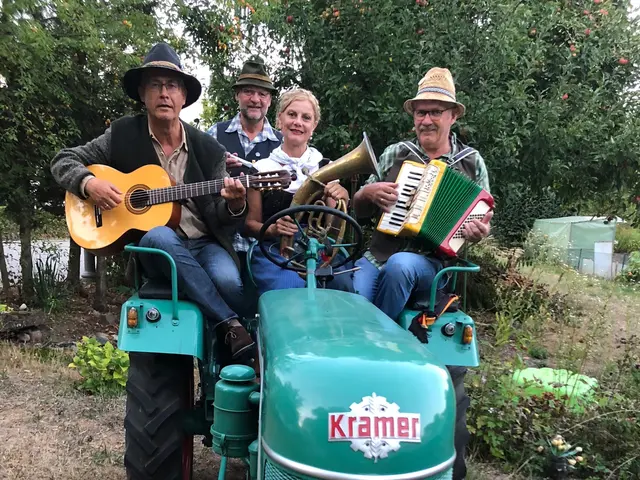 Die Besucher des Freilichtmuseums Vogtsbauernhof dürfen sich am 26. Juli unter anderem auf das Platzkonzert des Akkordeon-Orchesters Gutach vor der historischen Kulisse des Falkenhofs freuen. | Foto: Akkordeon-Orchester Gutach e.V