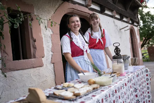 Der Landfrauenverein Hausach-Einbach kredenzt am 1. August beim Landfrauentag im Freilichtmuseum Vogtsbauernhof Gutes aus Milch.  | Foto: Schwarzwälder Freilichtmuseum Vogtsbauernhof, Hans-Jörg Haas