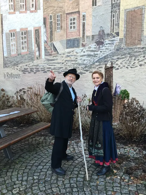 Als Sprücheklopfer in Zell a. H. unterwegs: Albert Schwarz (l.) und Brigitte Sum-Herrmann | Foto:  Albert Schwarz und Brigitte Sum-Herrmann