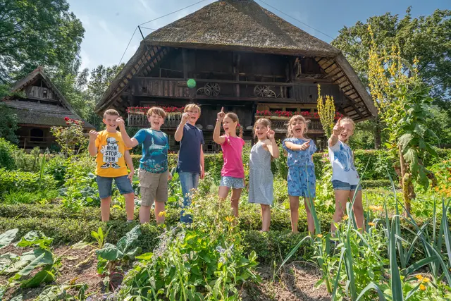 Das Freilichtmuseum Vogtsbauernhof bietet in den Sommerferien in Baden-Württemberg ein buntes Mitmachprogramm mit täglichen Aktionen an. | Foto: Schwarzwälder Freilichtmuseum Vogtsbauernhof, Hans-Jörg Haas
