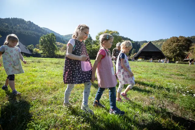 Zwei Sonderführungen für Familien laden am 9. August dazu ein, das Leben der Bauernkinder und die Bedeutung der Bienen für die Schwarzwaldhöfe zu entdecken.  | Foto: Schwarzwälder Freilichtmuseum Vogtsbauernhof, Hans-Jörg Haas