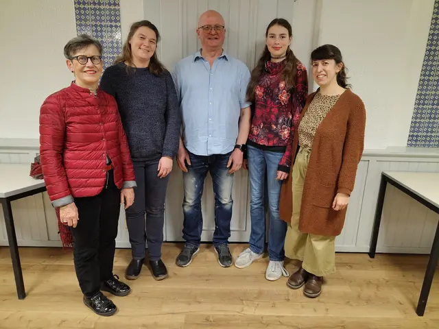 Initiatorinnen des Projektes: Francoise Laspeyres, Nadine Loeper-Kunkel, Lilly Kunkel, die Chorleiterin Sofia Scalisi und der Dirigent der Stadtkapelle Norbert Hann | Foto: Illenau Werkstätten