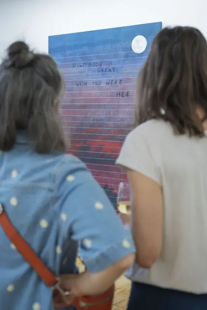 Besucherinnen vor dem Werk „Honeymoon is great, wish you was her“ von Friedrich Kunath | Foto: Nikita Bitsch