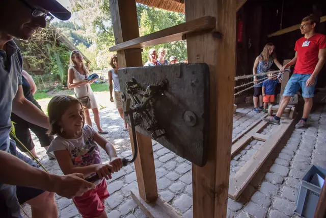 Im Rahmen des Sommerferienprogramms können Familien mit Kindern am 30. August im Vogtsbauernhof unter anderem Seile nach alter Technik drehen.  | Foto: Schwarzwälder Freilichtmuseum Vogtsbauernhof, Hans-Jörg Haas  