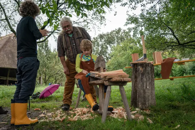 Vielerlei Mitmachaktionen erwartet die jungen Museumsgäste am 30. August im Freilichtmuseum Vogtsbauernhof. Auf dem Holzplatz können sich die Kinder beispielsweise unter Anleitung im Sägen, Schindelziehen und Holzspalten versuchen.  | Foto: Schwarzwälder Freilichtmuseum Vogtsbauernhof, Hans-Jörg Haas