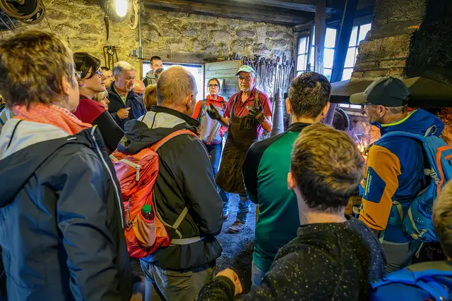 Besuch bei der Hammerschmiede mit Vorführung im Rahmen der Wanderung | Foto: Nicolai Stotz