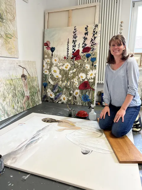 Svenja Bohn er in ihrem Atelier in Oberachern: Am 26. und 27. September sind viele Einblicke in Künstlerateliers in ganz Achern möglich. | Foto: Michaela Gabriel