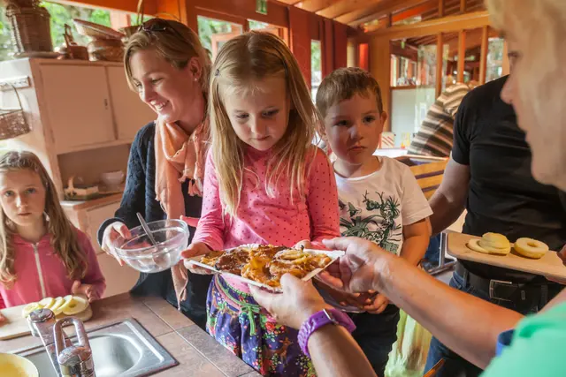 In der Offenen Werkstatt für Familien können Kinder am 6. September selbst Apfelküchle zubereiten.  | Foto: Schwarzwälder Freilichtmuseum Vogtsbauernhof, Hans-Jörg Haas