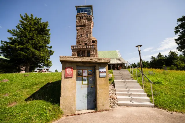 Bunker und Hornisgrindeaussichtsturm  | Foto: Alex Kijac Connections Tourist Info Achertal