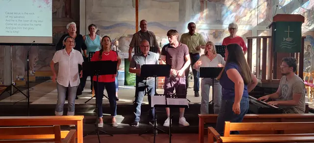 Lebendig und gemeinschaftlich: Der Cantiamo-Chor Helmlingen gestaltet unter der Leitung von Elisa Rekers gemeinsam mit Hendrik Rekers am Klavier den Gospelgottesdienst „Singend Kraft tanken“.