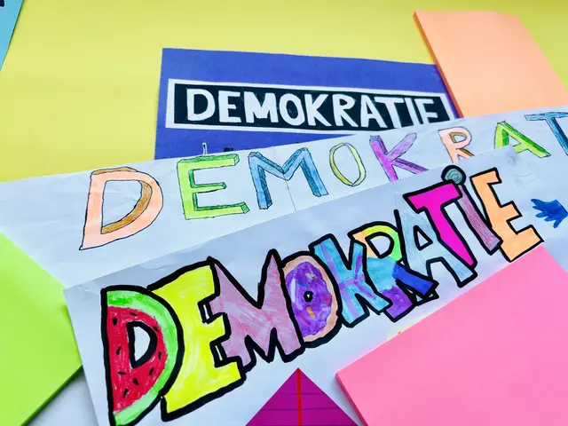 Plakat zur Ausstellung „Das Miteinander mitbestimmen – Fragen zu Demokratie und Frieden“ / Salmen Offenburg 25.09.2026 – 11.10.2026 | Foto: Der Salmen 