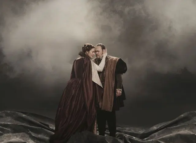 Lise Davidsen as Lady Macbeth and Quinn Kelsey in the title role of Verdis Macbeth.  | Foto: Paola Kudacki Met Opera
