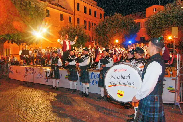 Prinzbach Highlanders beim gemeinsamen Auftritt mir der Stadtkapelle 2017 in Pietra Ligure  | Foto: Franz Späth