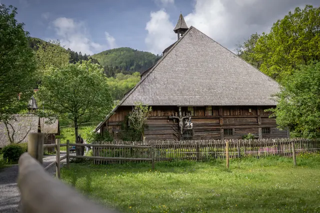 Von Haus zu Haus: Die Bauweise der historischen Schwarzwaldhöfe und die Frage, was sich daraus für das Bauen der Zukunft lernen lässt, stehen am 18. Oktober im Mittelpunkt. | Foto: Schwarzwälder Freilichtmuseum Vogtsbauernhof, Hans-Jörg Haas