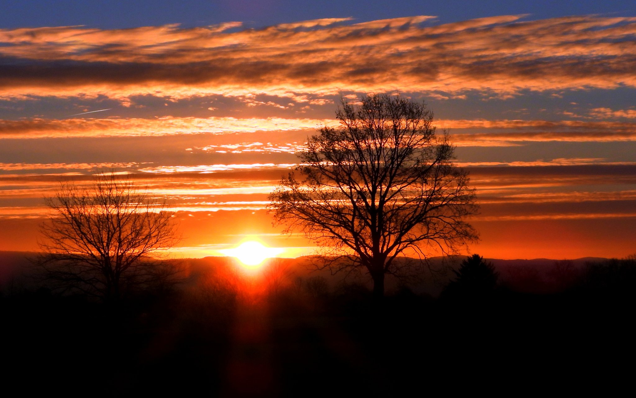 Ein schöner Sonnenaufgang hinter den Bergen - Sicht vor Eckartsweier