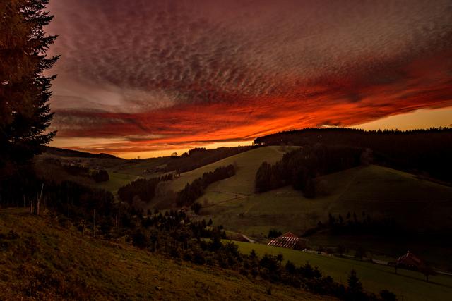 Was für ein farbenfroher Sonnenuntergang am Schmutzigen Donnerstag. | Foto: HS FOTO