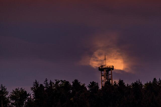 Der Fast-Vollmond leicht von Wolken verdeckt, hinter dem Haslacher Urenkopfturm | Foto: HS FOTO