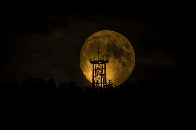 September-Vollmond hinter dem Urenkopfturm | Foto: HS FOTO