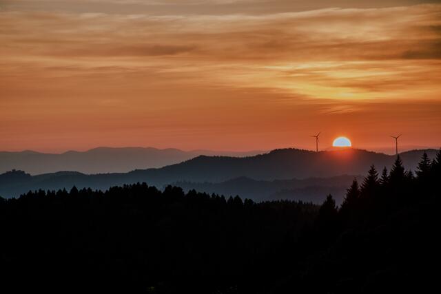 Abendstimmung auf der Hark, mit Blick auf die Geroldseck und dahinter die Vogesen. | Foto: HS FOTO