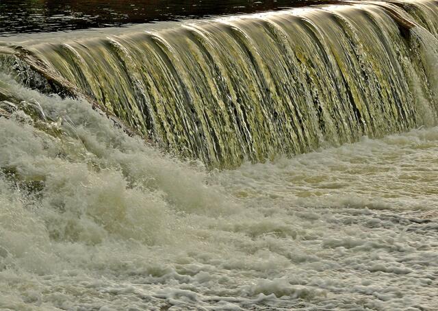 Momentan führt die Kinzig wieder Hochwasser und das Gengenbacher Kinzigwehr wird zum kleinen Wasserfall | Foto: Alfred Schramm