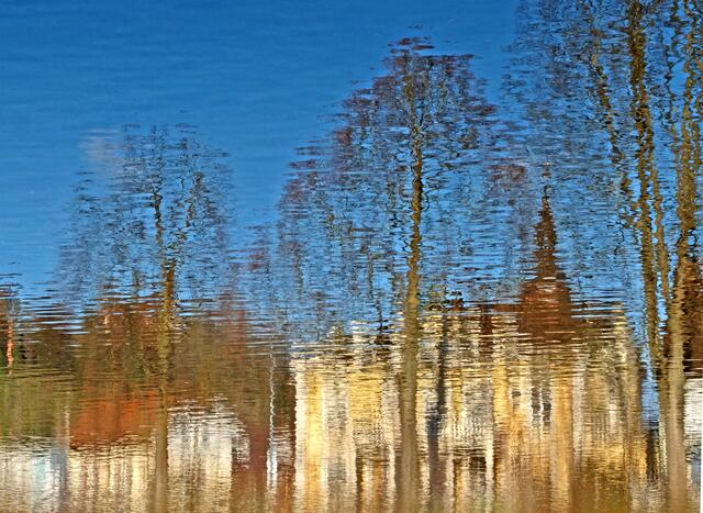 Spiegelungen auf einer Wasseroberfläche können oftmals ein "Kunstwerk" hervorbringen. | Foto: Alfred Schramm