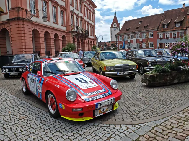 Wunderbare Oldtimer-Fahrzeuge präsentierten sich auf ihrer Schwarzwaldtour für ein paar Stunden auf dem Gengenbacher Marktplatz den Besucher:innen. Fahrzeuge am Oldtimer-Meeting in Baden-Baden teilnahmen. | Foto: Alfred Schramm